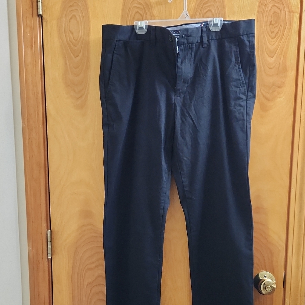 Tommy Hilfiger Men’s Black Chinos – Size 34x32